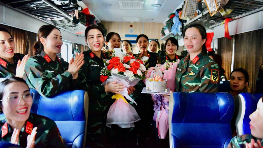 Sinh nhật bất ngờ của nữ chiến sĩ trên chuyến tàu hành quân vào Nam
